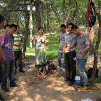 同学们在北京森林公园，进行辩论学习