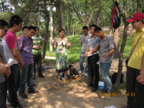 同学们在北京森林公园，进行辩论学习